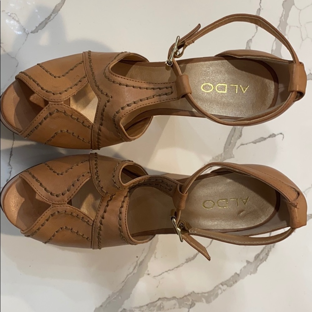 Aldo, Camel color platforms
